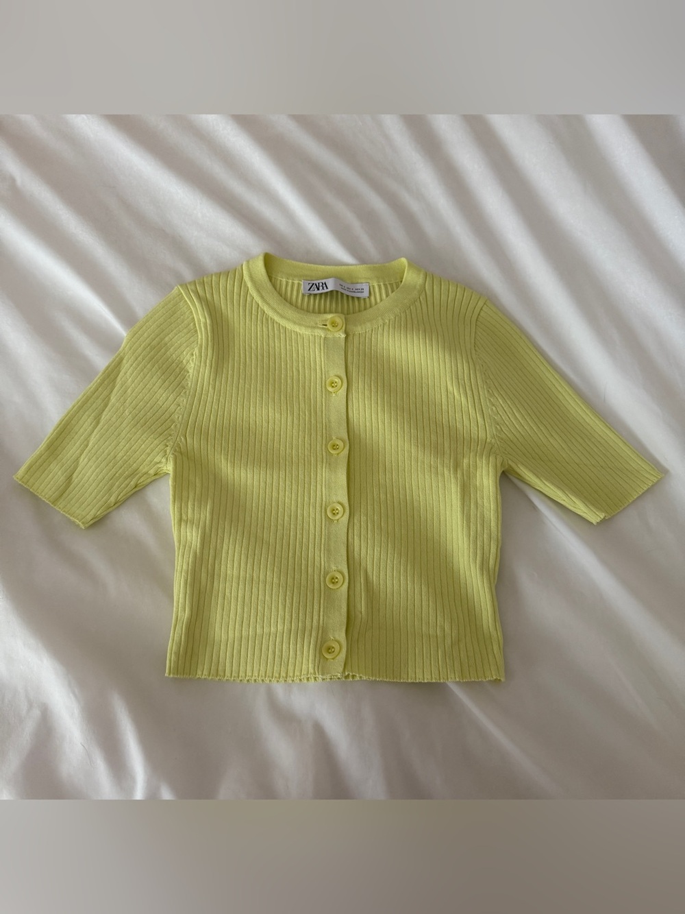 Zara bright yellow green ribbed knit cardigan in a XS
Unbottons fully